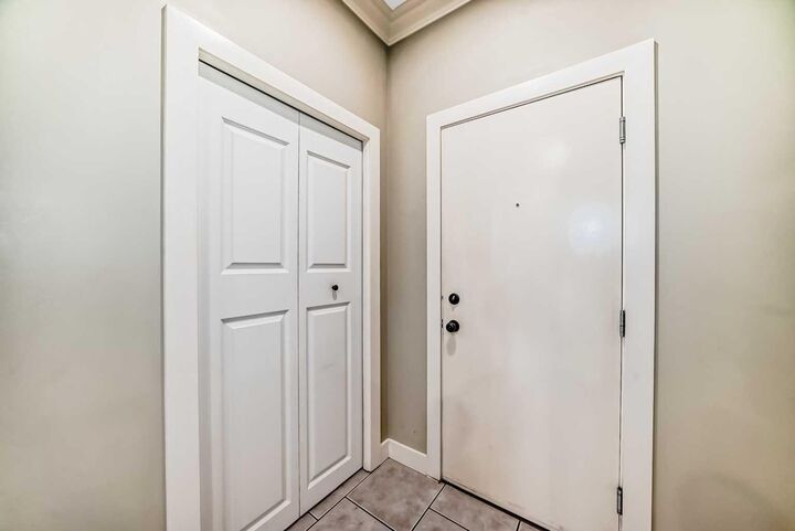 Property Photo:  323 13 Avenue SW 101  AB T2R 0K3 