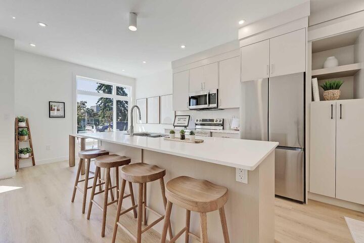 Property Photo: 828 8 Avenue NE 2 AB T2E 9E2