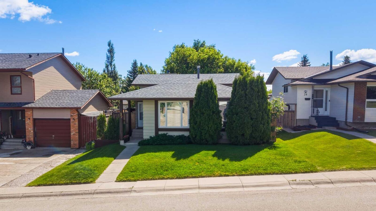 Property Photo:  32 Beddington Rise NE  AB T3K 1N2 