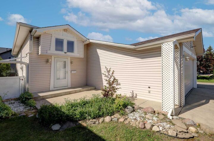 Property Photo: 7 Canoe Close AB T4B 2N3