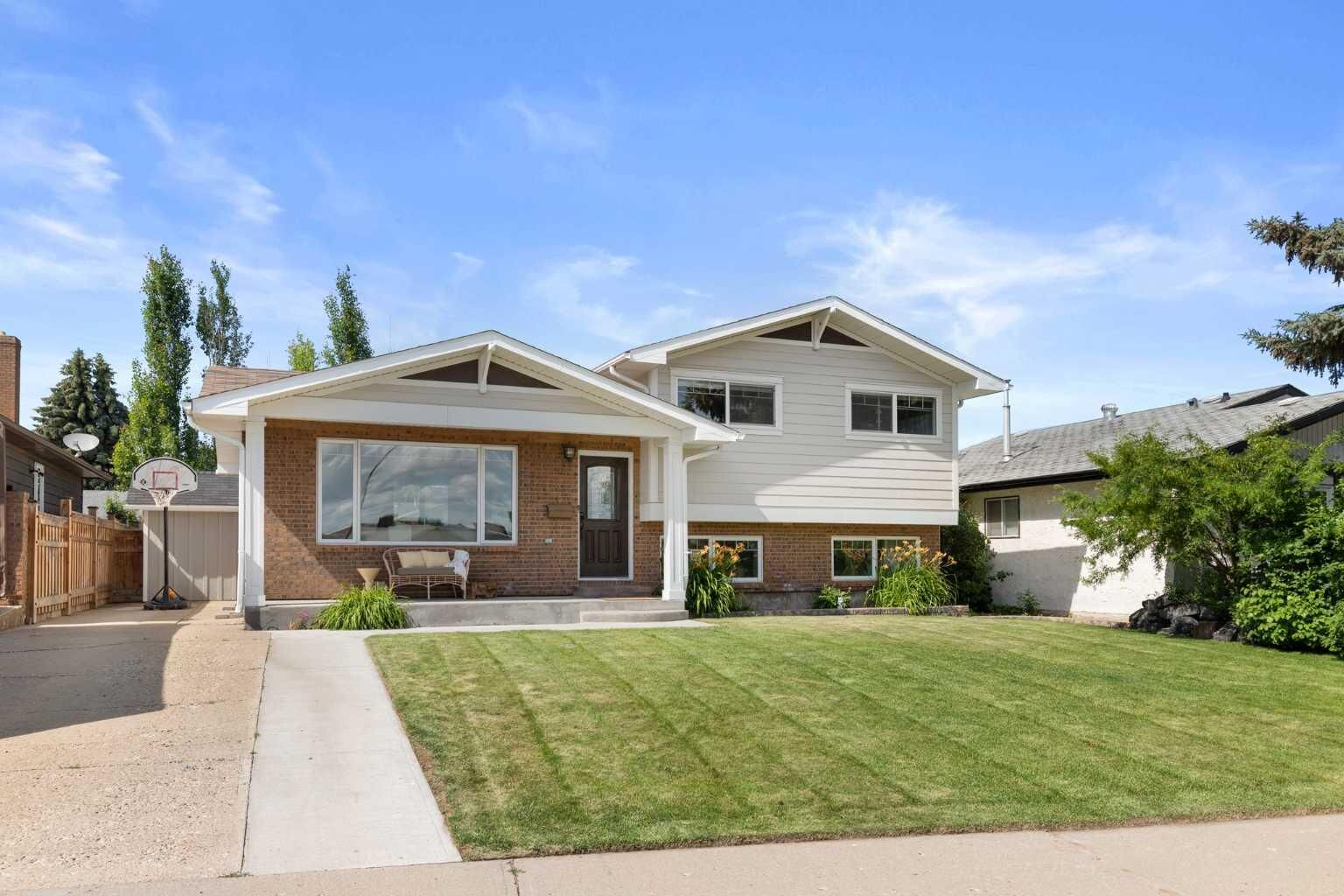 Property Photo:  52 Cunliffe Crescent SE  AB T1B 1K6 