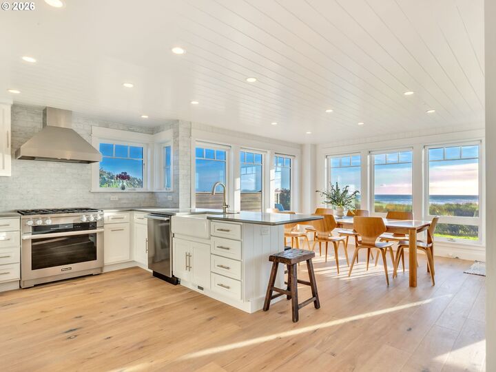 Property Photo:  393 Beach St  OR 97130 