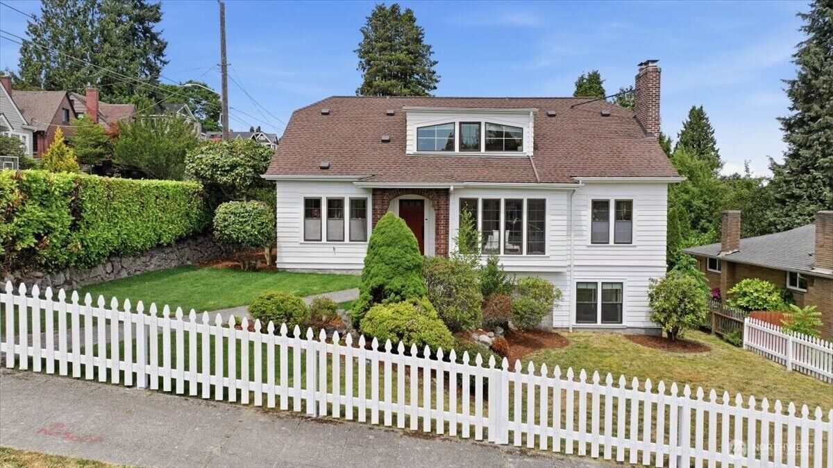 Property Photo:  1902 NE 73rd Street  WA 98115 