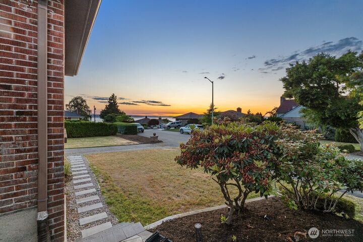 Property Photo:  422  Crown Drive  WA 98203 