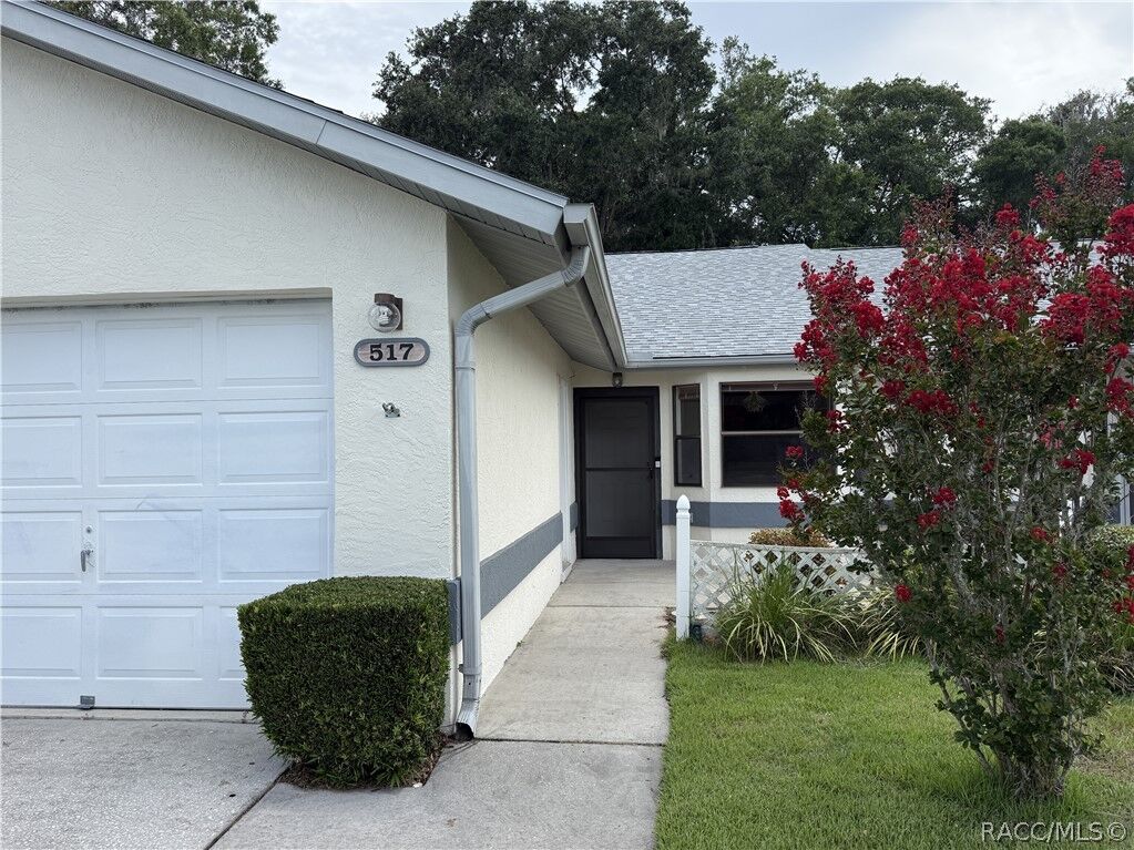 Property Photo: 517 Whispering Pines Boulevard FL 34453