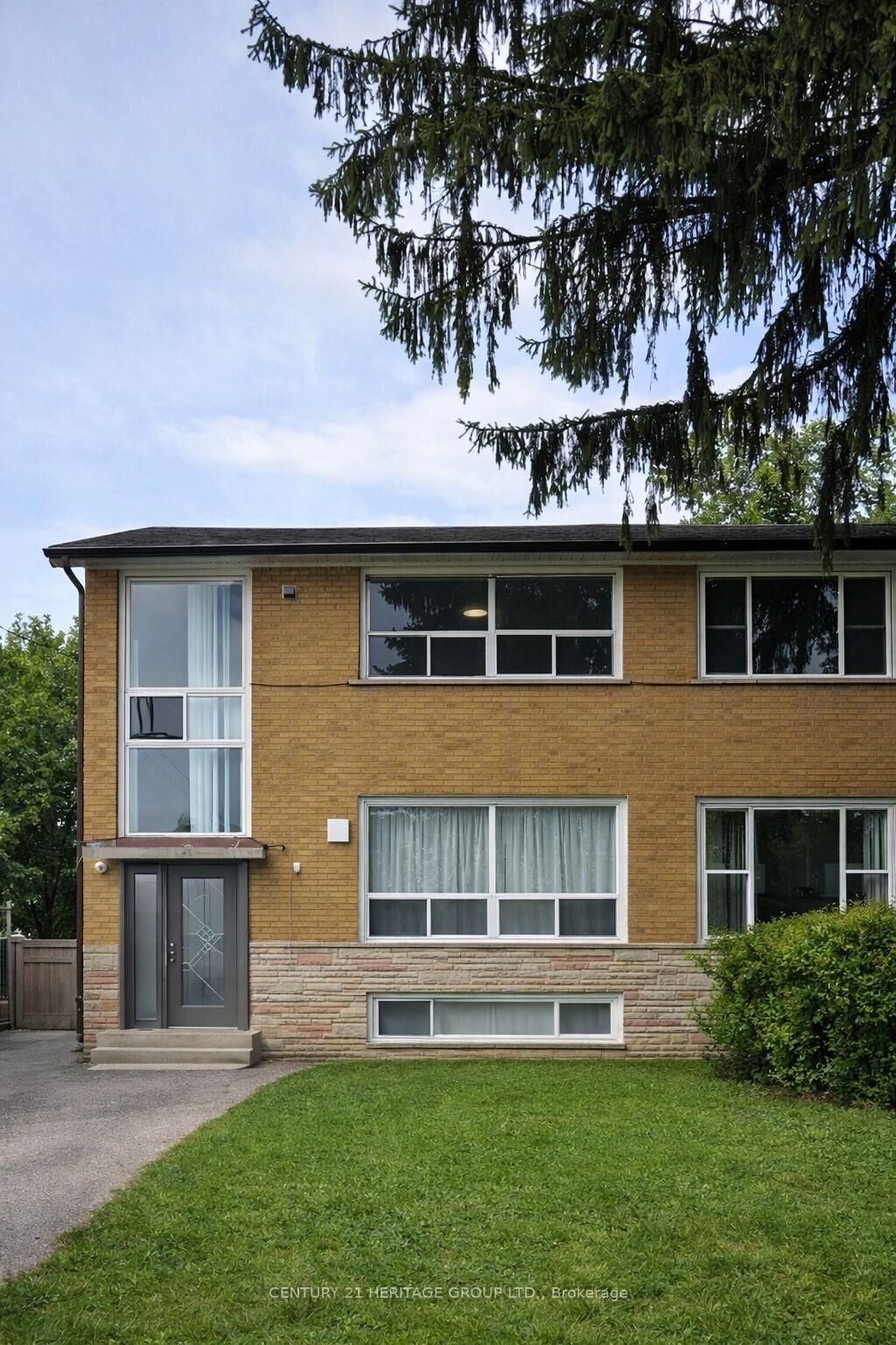 Property Photo: 21 Garthdale Court ON M3H 5P7
