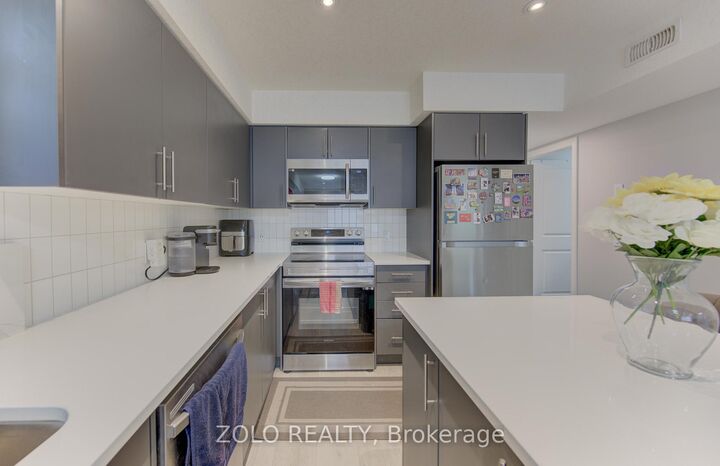Property Photo:  235 Chapel Hill Drive 14  ON N2R 0S4 