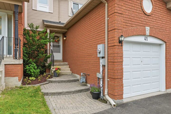 Photo de la propriété:  41 Landerville Lane  ON L1C 4W8 
