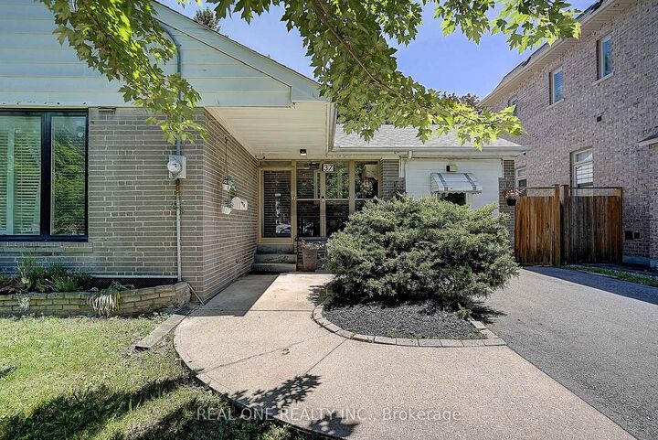 Property Photo: 37 Lauralynn Crescent ON M1S 2H3