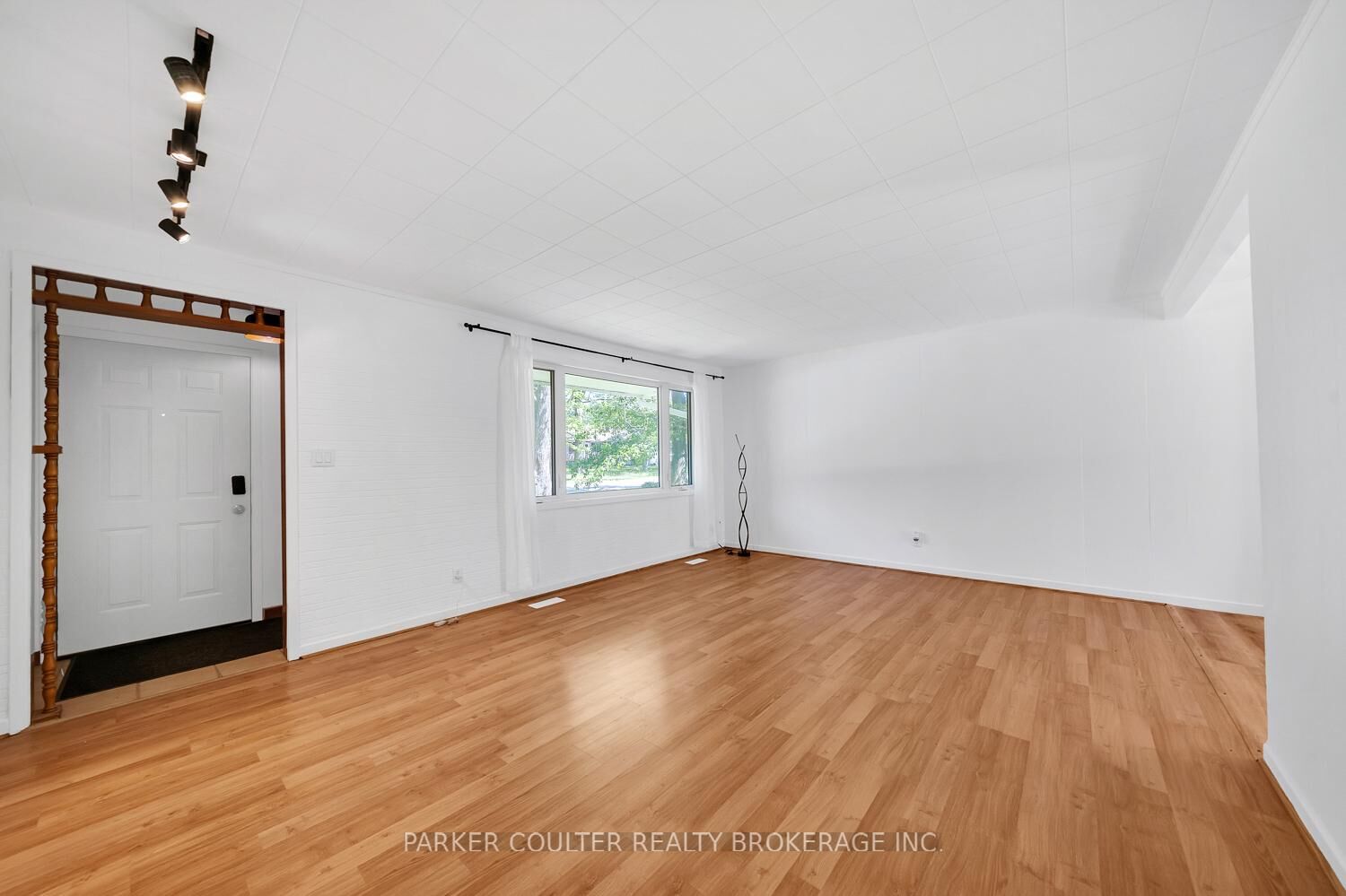 Property Photo: 85 Evans Avenue W ON P1P 1A6