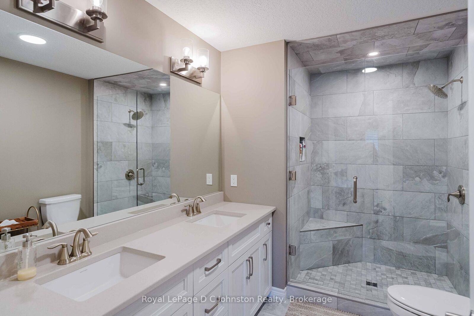 Property Photo: 560 Devonshire Road 16 ON N0H 2C3