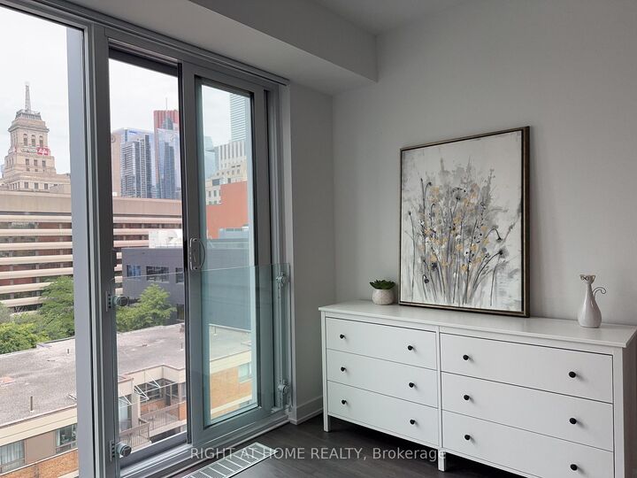 Photo de la propriété:  50 McCaul Street 1011  ON M5T 0B6 