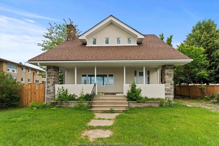 305 Erie Street South — photo 1