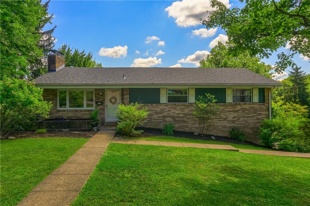 Property Photo: 308 Holiday Drive PA 15237