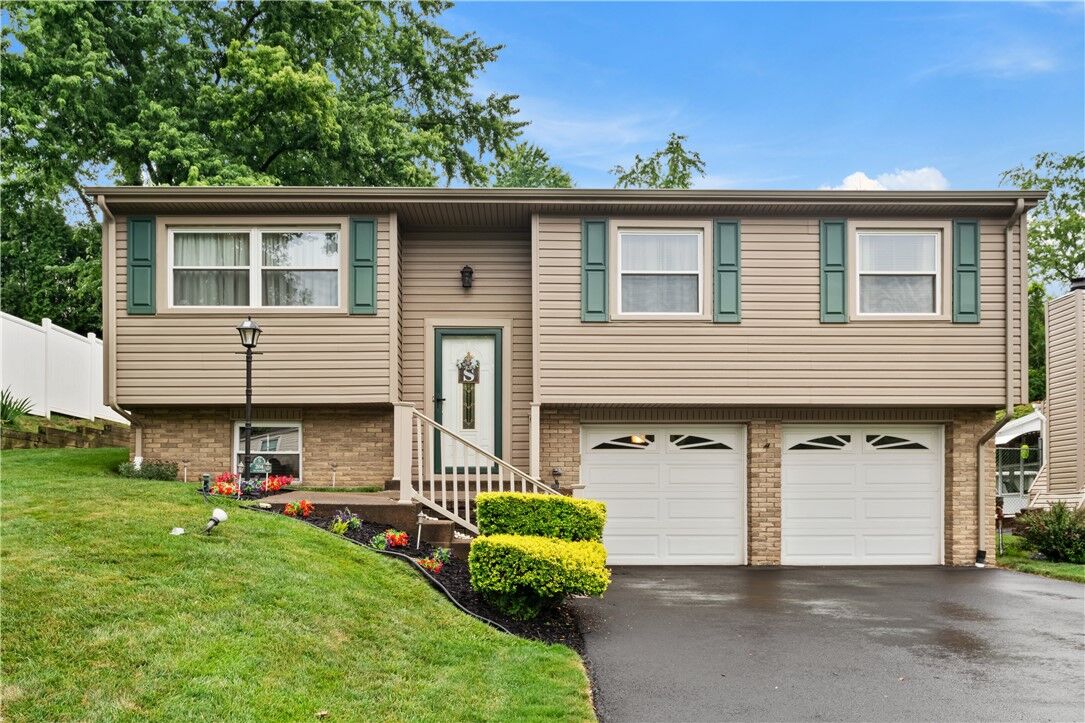 Property Photo:  204 Manor Dr  PA 15236 