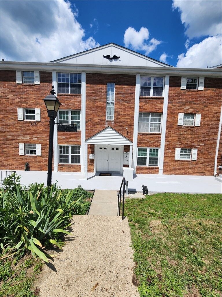 Property Photo:  3 Hiland Valley Dr 306  PA 15229 
