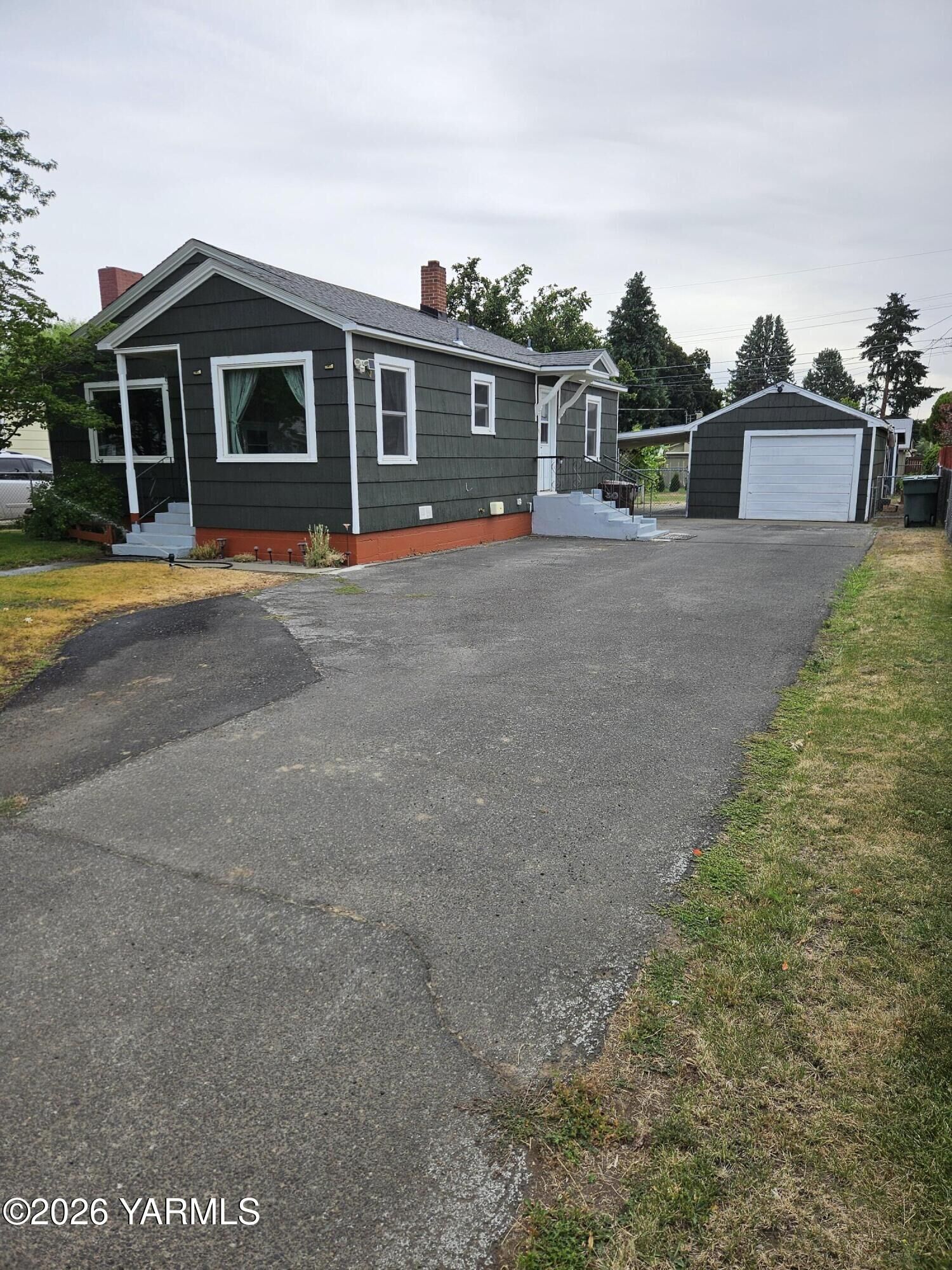 Property Photo:  1313 S 7th Ave  WA 98902 