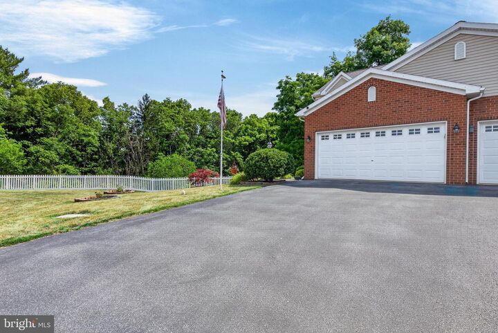 Property Photo:  75 Pin Oak Street  PA 17078 