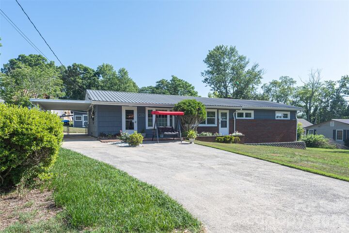 Property Photo: 1928 Marigold Lane NC 28638