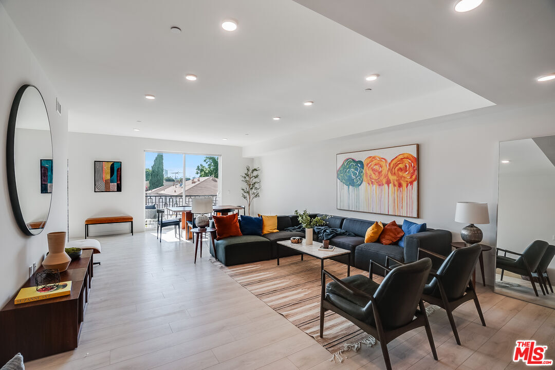Property Photo:  1021 S Shenandoah St  CA 90035 