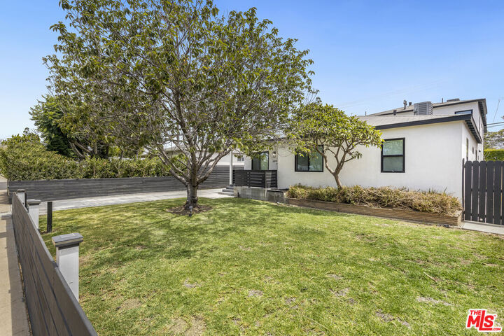 Property Photo: 2806 S Barrington Ave CA 90064