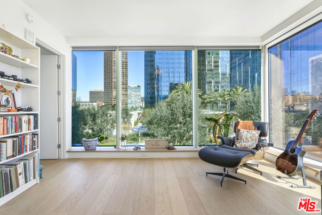 Property Photo:  889 Francisco St  CA 90017 