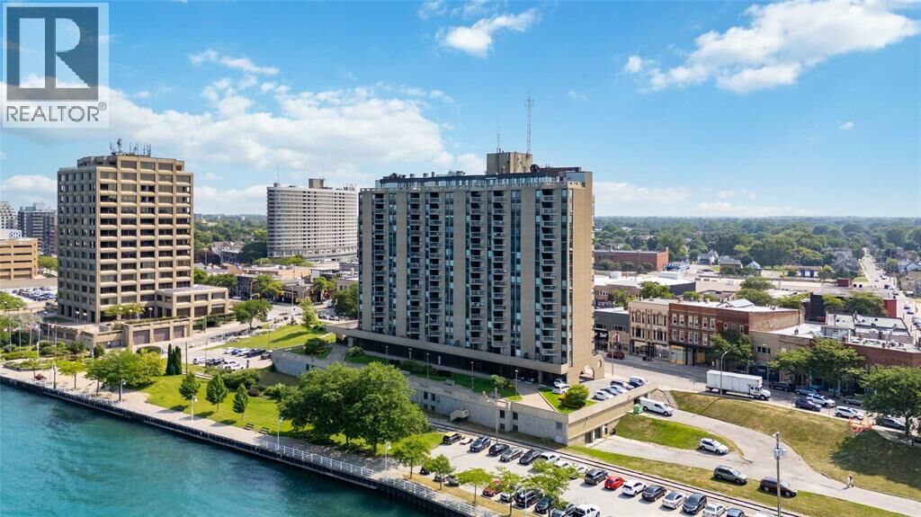 Photo de la propriété: 155 Front Street North 1004 ON N7T 7V6