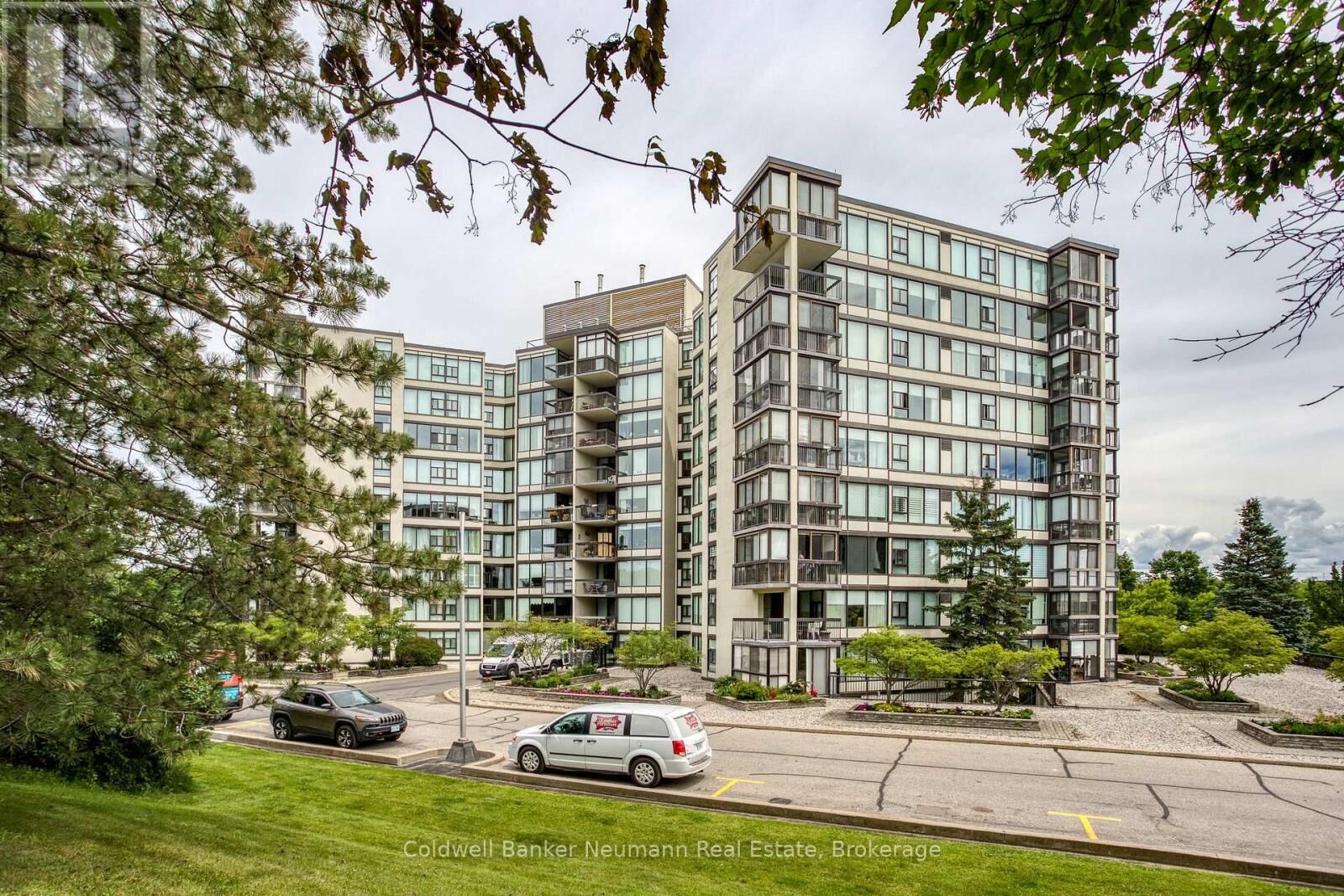 Property Photo:  23 Woodlawn Road East 205  ON N1H 7G6 