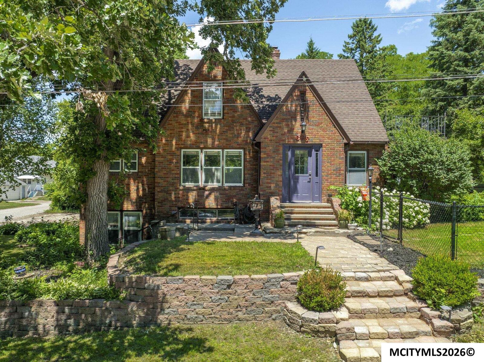 Property Photo:  636 2nd NE  IA 50401 