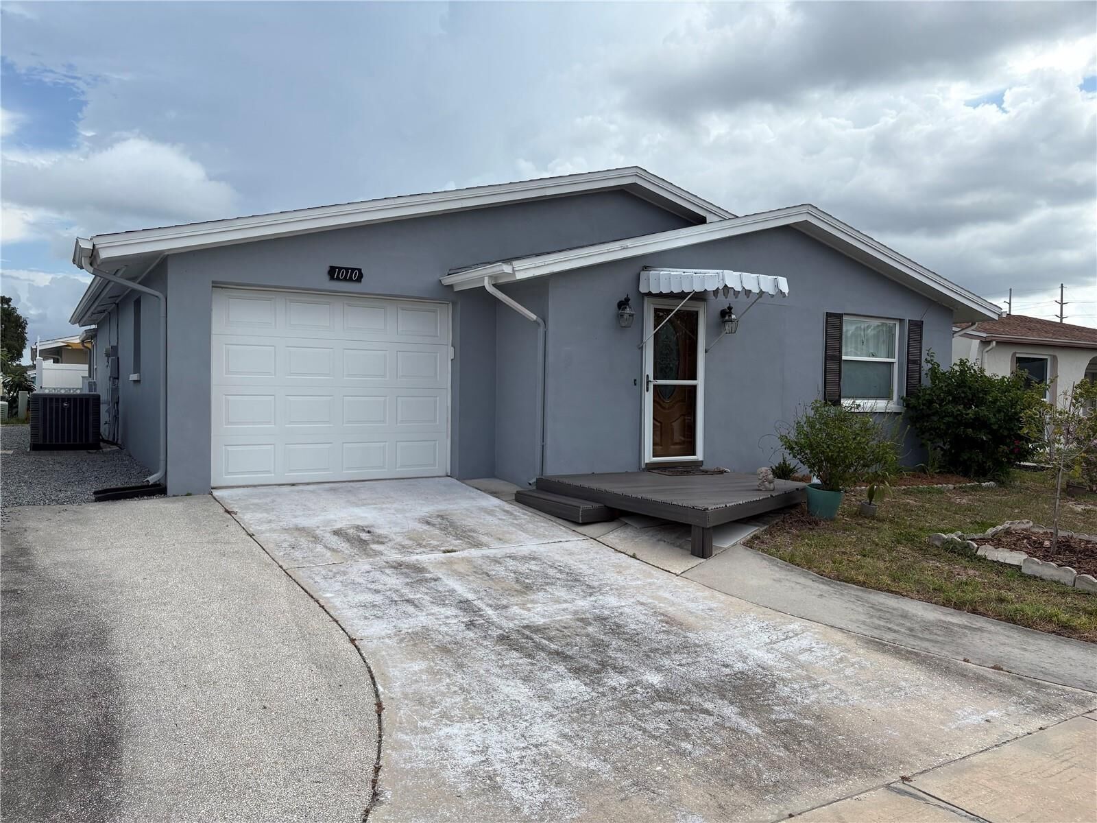 Property Photo: 1010 Osprey Court FL 34698