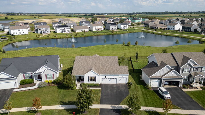 Property Photo:  743 Juniper Street  IL 60543 