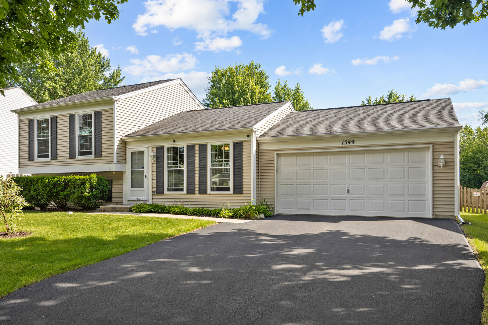 Property Photo:  1549 Sawgrass Court  IL 60123 