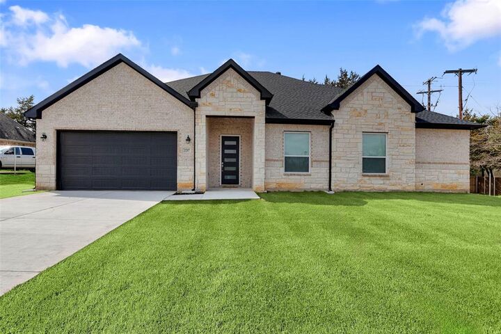 Property Photo:  2217 S Peachtree Court  TX 75020 