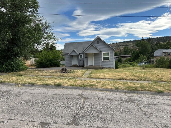 Property Photo:  726 N 2nd Street  OR 97601 