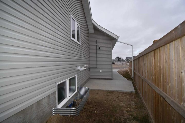 Property Photo:  2005 61 Avenue B  AB T9V 3R2 