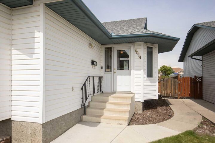 Property Photo:  6014 44 Street Crescent  AB T4G 1L2 