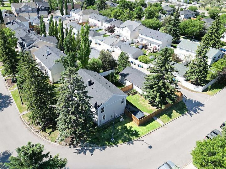 Property Photo:  81 Somme Manor SW  AB T2T 6J3 