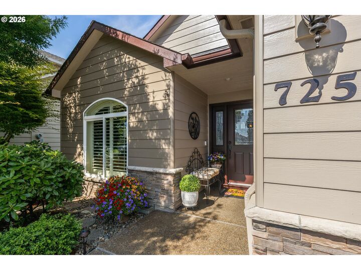 Property Photo:  725 SE Saint Andrews Ln  OR 97338 