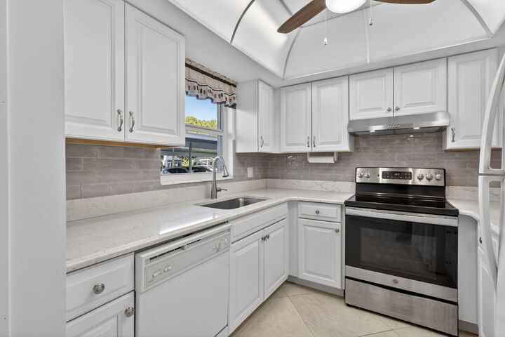 Property Photo:  2950 SE Ocean Boulevard 12  FL 34996 