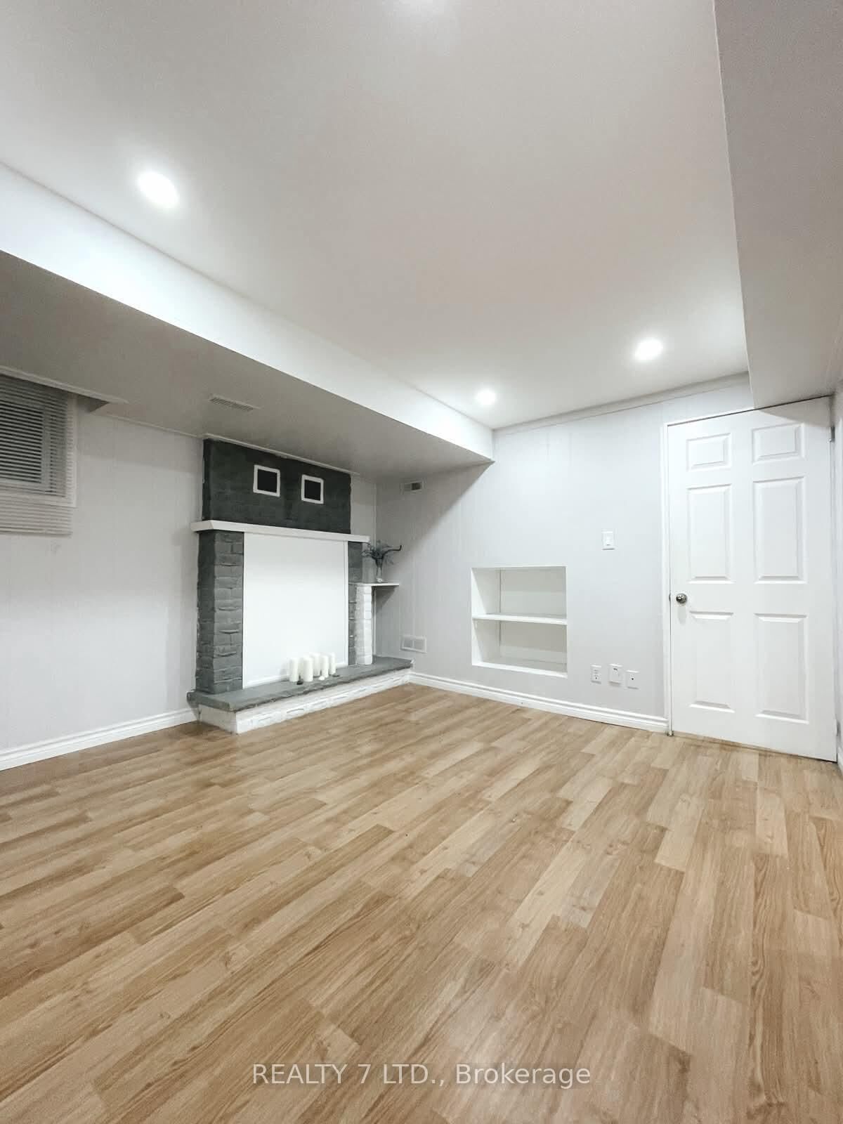 Property Photo:  551 Hayward Crescent 3 Bsmt  ON L9T 4P2 
