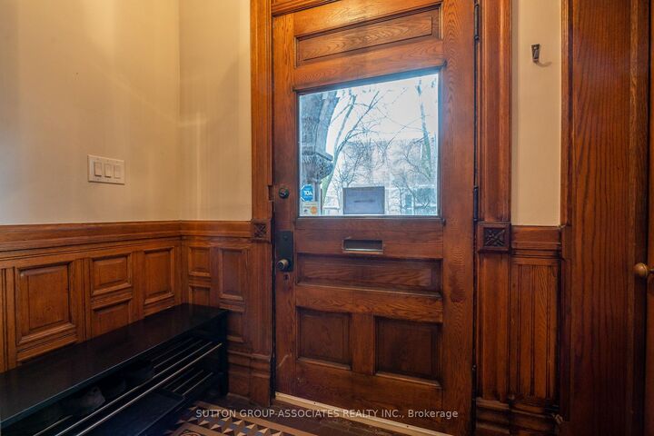 Property Photo: 608 Spadina Avenue 1 ON M5S 2H4