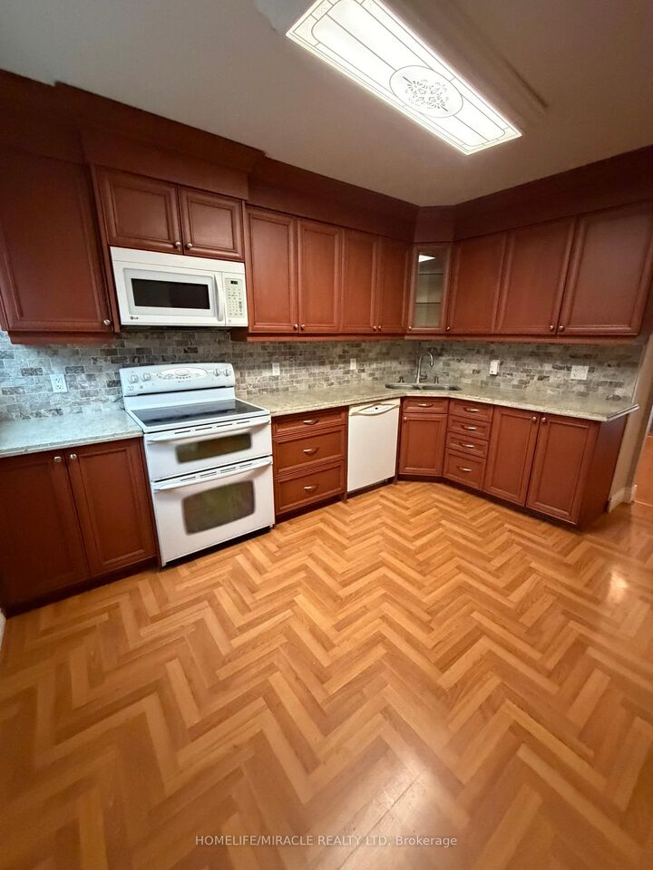 Property Photo:  400 Bloor Street 58  ON L5A 3M8 