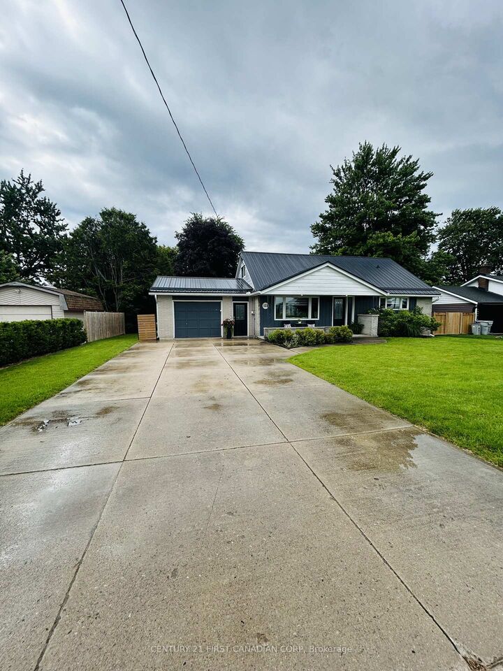Property Photo:  121 Wellington Street W  ON N0M 1S2 