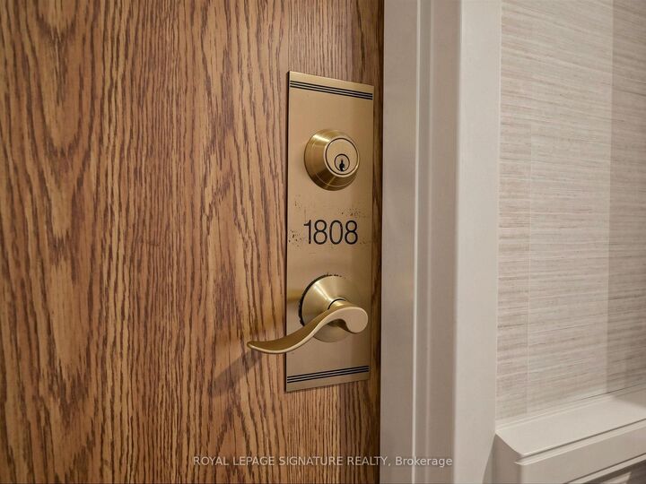 Property Photo:  1360 Rathburn Road E 1808  ON L4W 4H4 