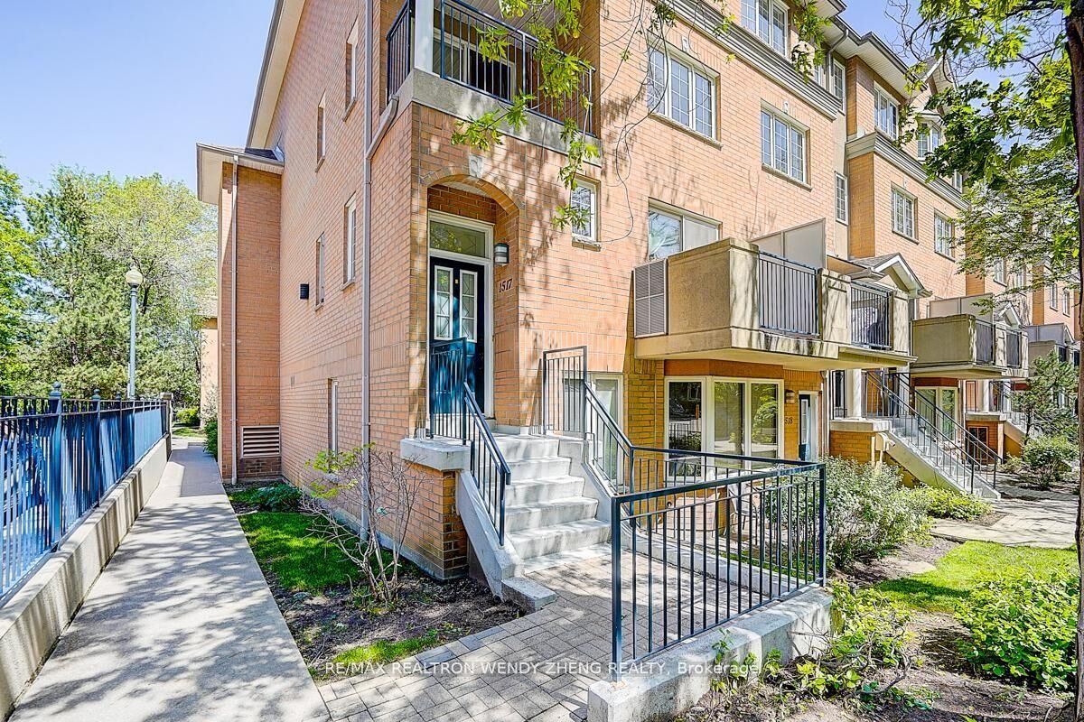 Property Photo: 28 Sommerset Way 1517 ON M2N 6W7