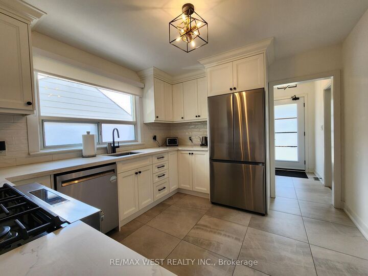 Property Photo:  835 Hortop Street Main  ON L1G 4N8 