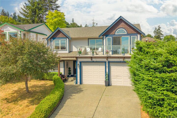 5425 Leslie Cres — photo 1