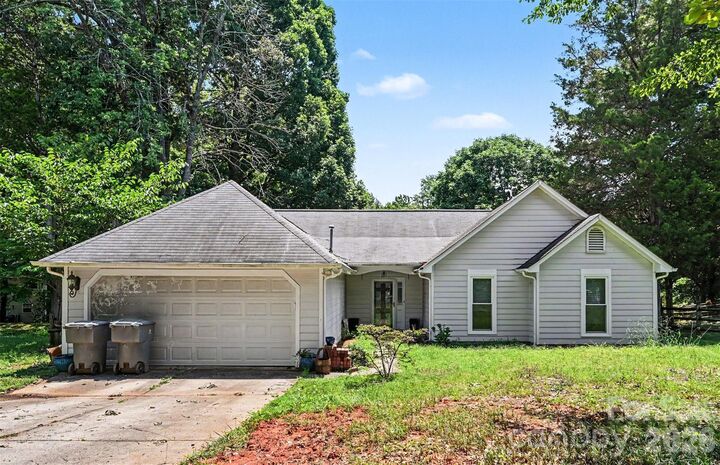 Property Photo:  8410 Gidleigh Court  NC 28216 