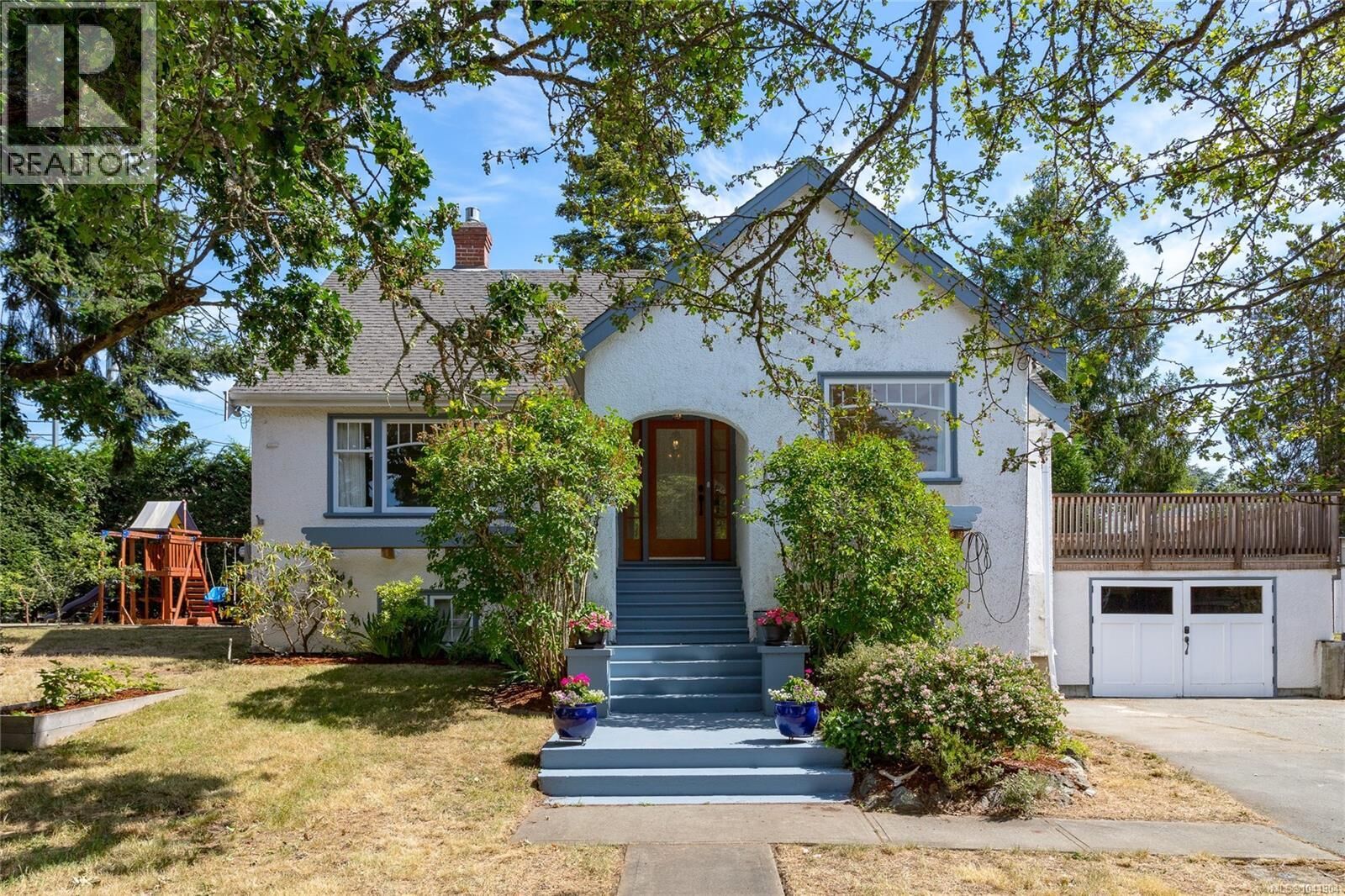 Property Photo:  2875 Rockwell Avenue  BC V9A 2M8 