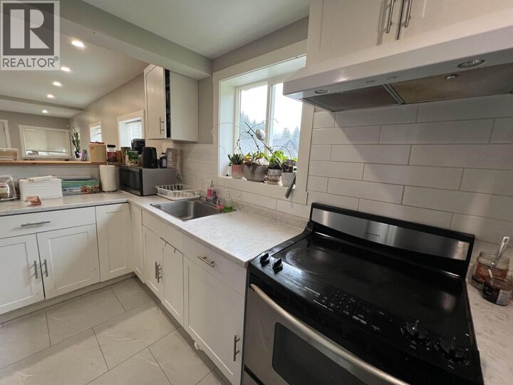 Property Photo: 215 9th Avenue BC V8J 2R8